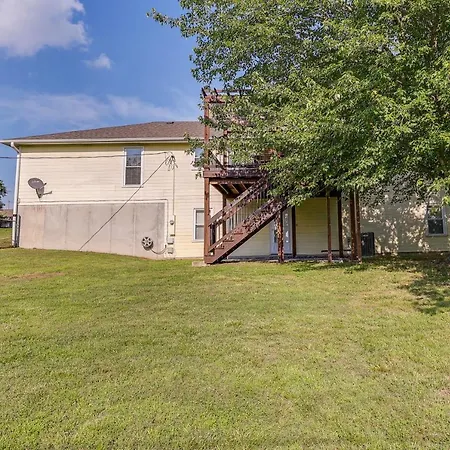 Single-Story Webb City Home With Deck And Gas Grill!